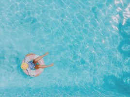 季节性开放的室外游泳池，08:00 至 21:00 开放，池畔遮阳伞，日光浴躺椅