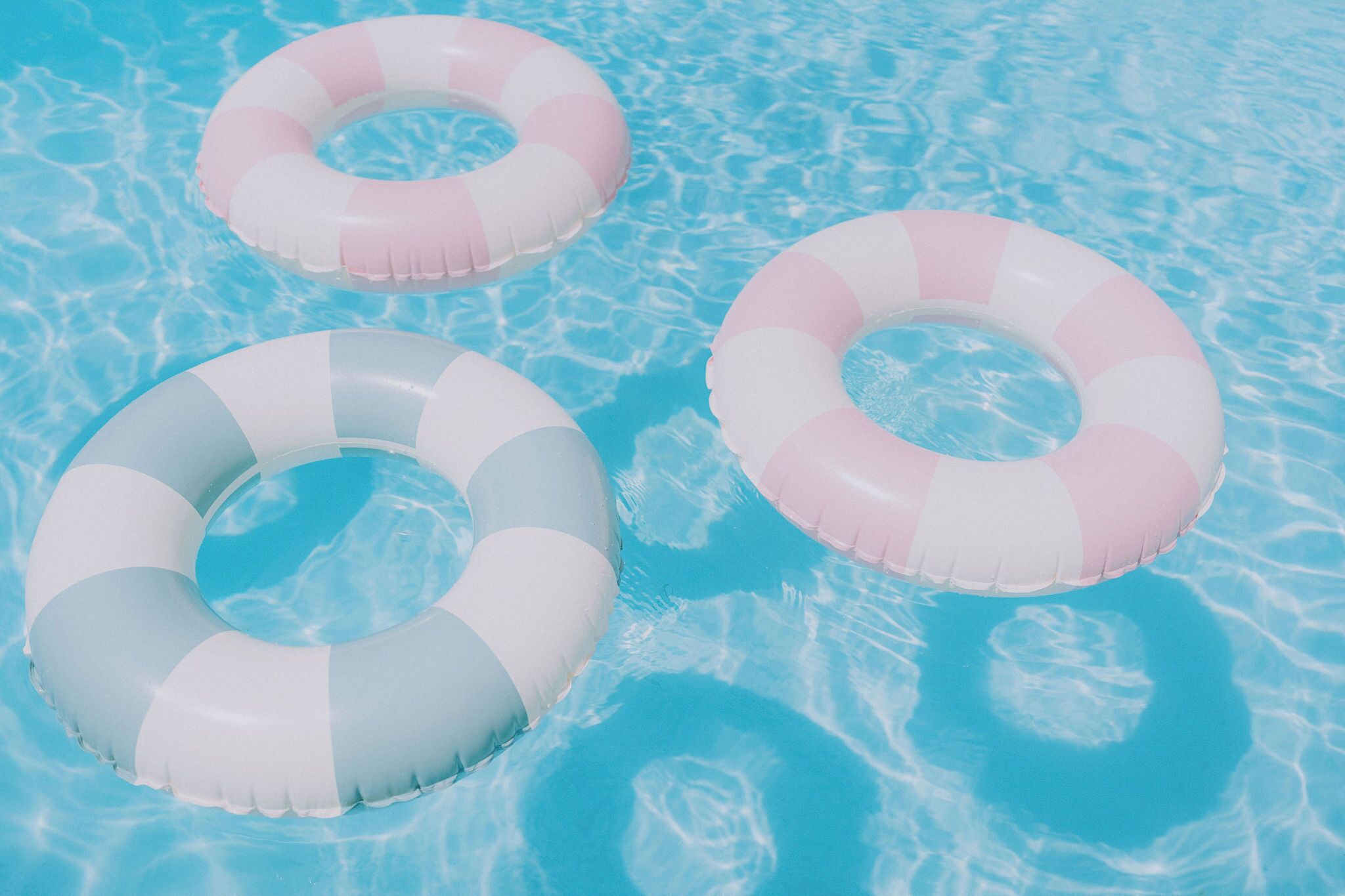 Tres aros inflables en una piscina.