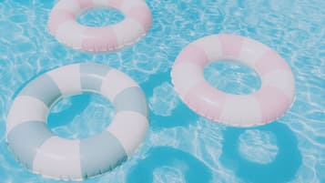 Tres aros inflables en una piscina.