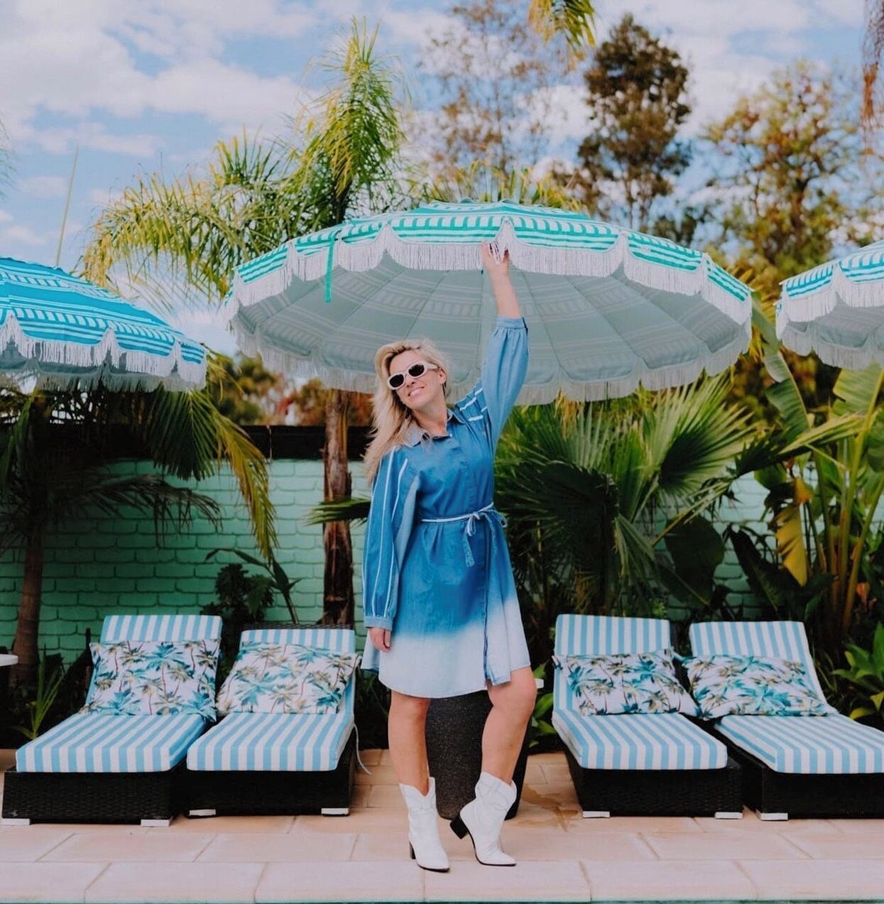 Hồ bơi ngoài trời phục vụ theo mùa, dù/ô trên bãi biển/hồ bơi 