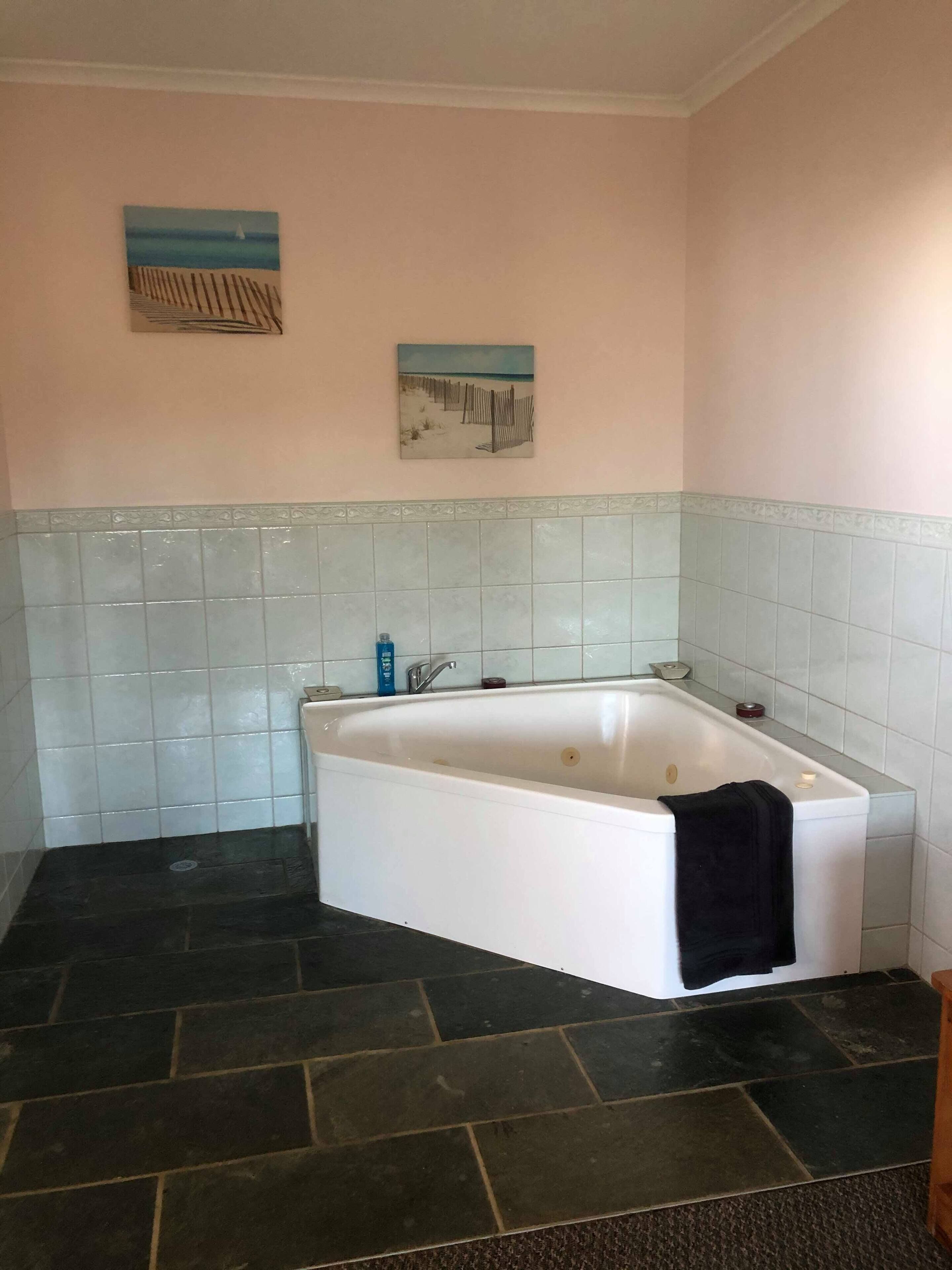 romantic studio, 1 king bed, jetted tub, sea view | bathroom | shower, free toiletries, hair dryer, towels