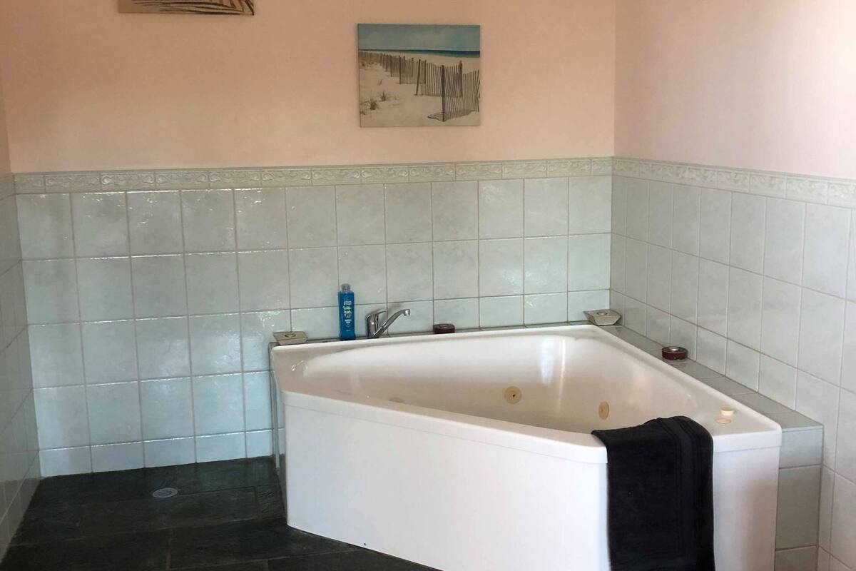 romantic studio, 1 king bed, jetted tub, sea view | bathroom | shower, free toiletries, hair dryer, towels