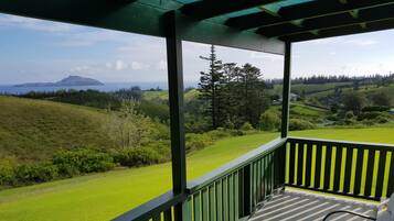 Bureau, chambres insonorisées, fer et planche à repasser, draps fournis
