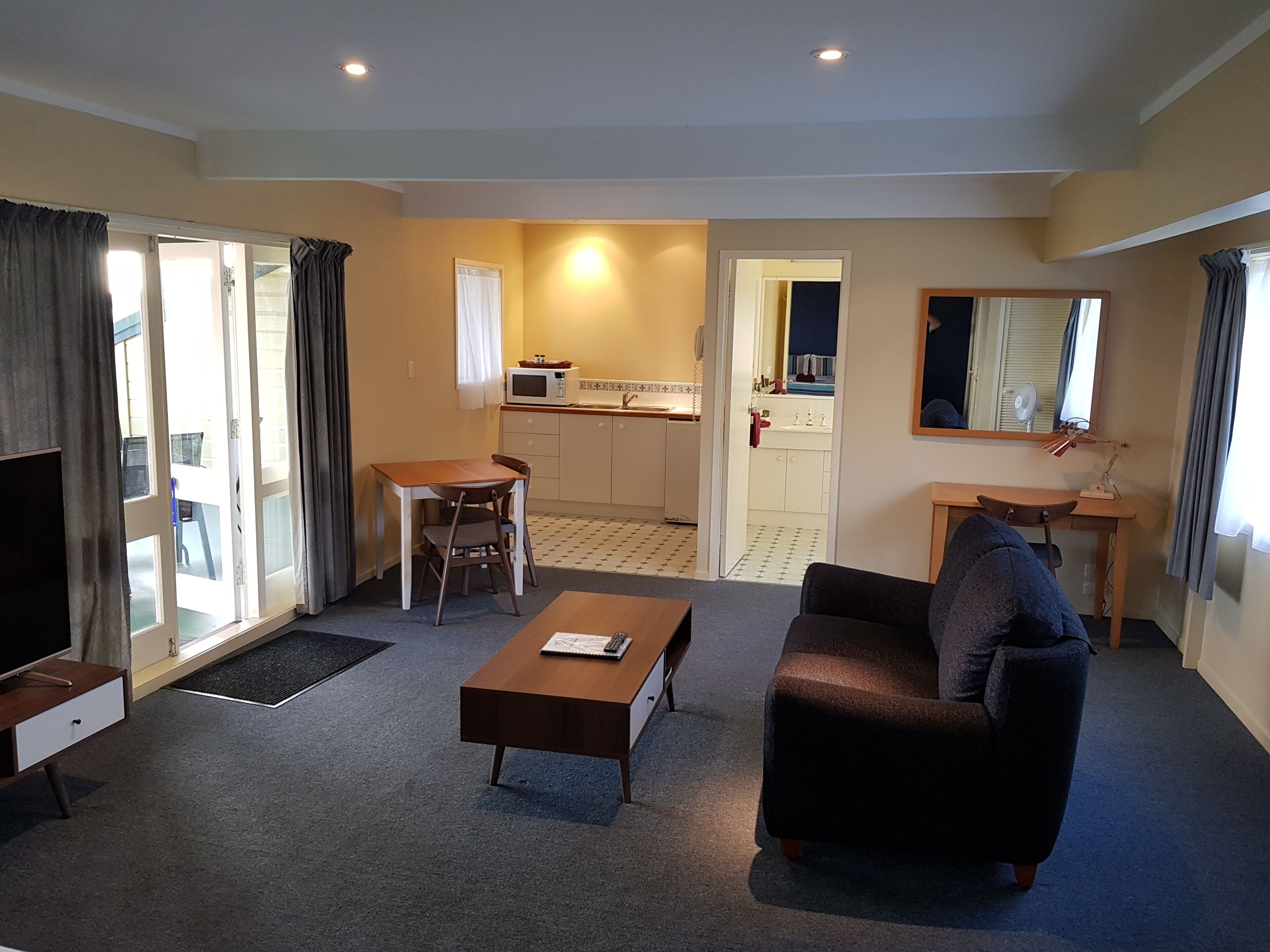 panoramic studio, 1 king bed, kitchenette, sea view | living area | 42-cm flat-screen tv with digital channels, tv