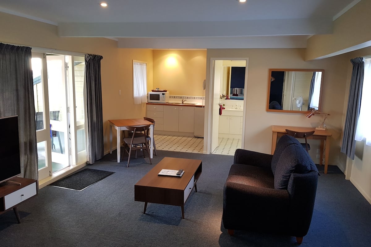 panoramic studio, 1 king bed, kitchenette, sea view | living area | 42-cm flat-screen tv with digital channels, tv