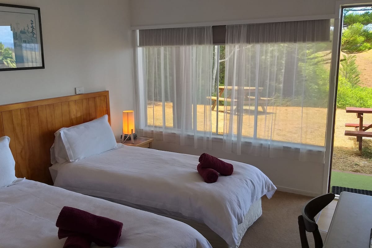 standard twin room, sea view | desk, soundproofing, iron/ironing board, bed sheets