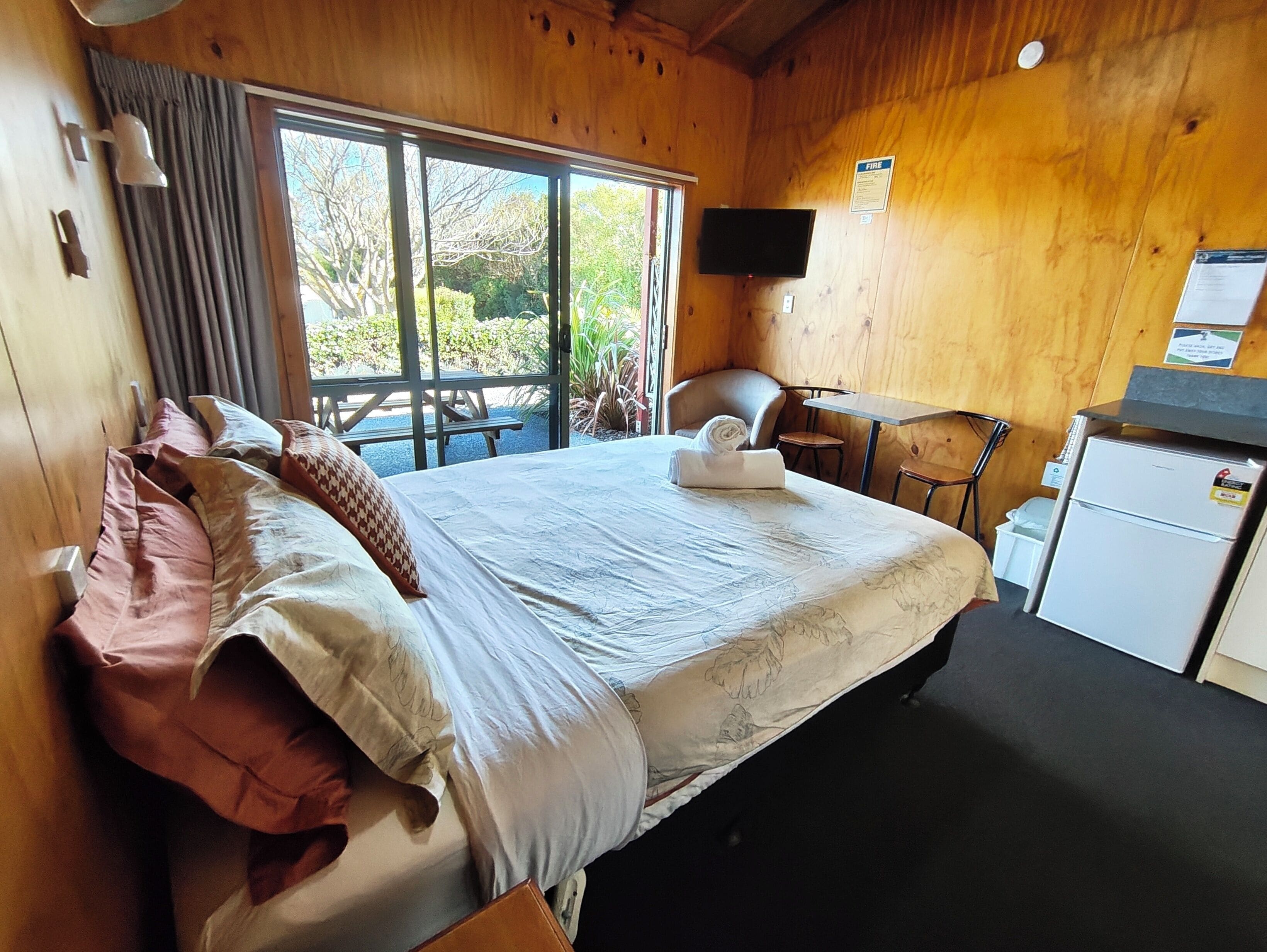 Ensuite Cabin (Sleeps 2) | Desk, cribs/infant beds, free WiFi, bed sheets