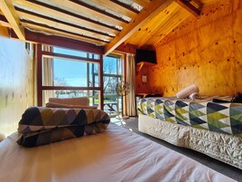 Escritorio, cunas, wifi gratis y ropa de cama 