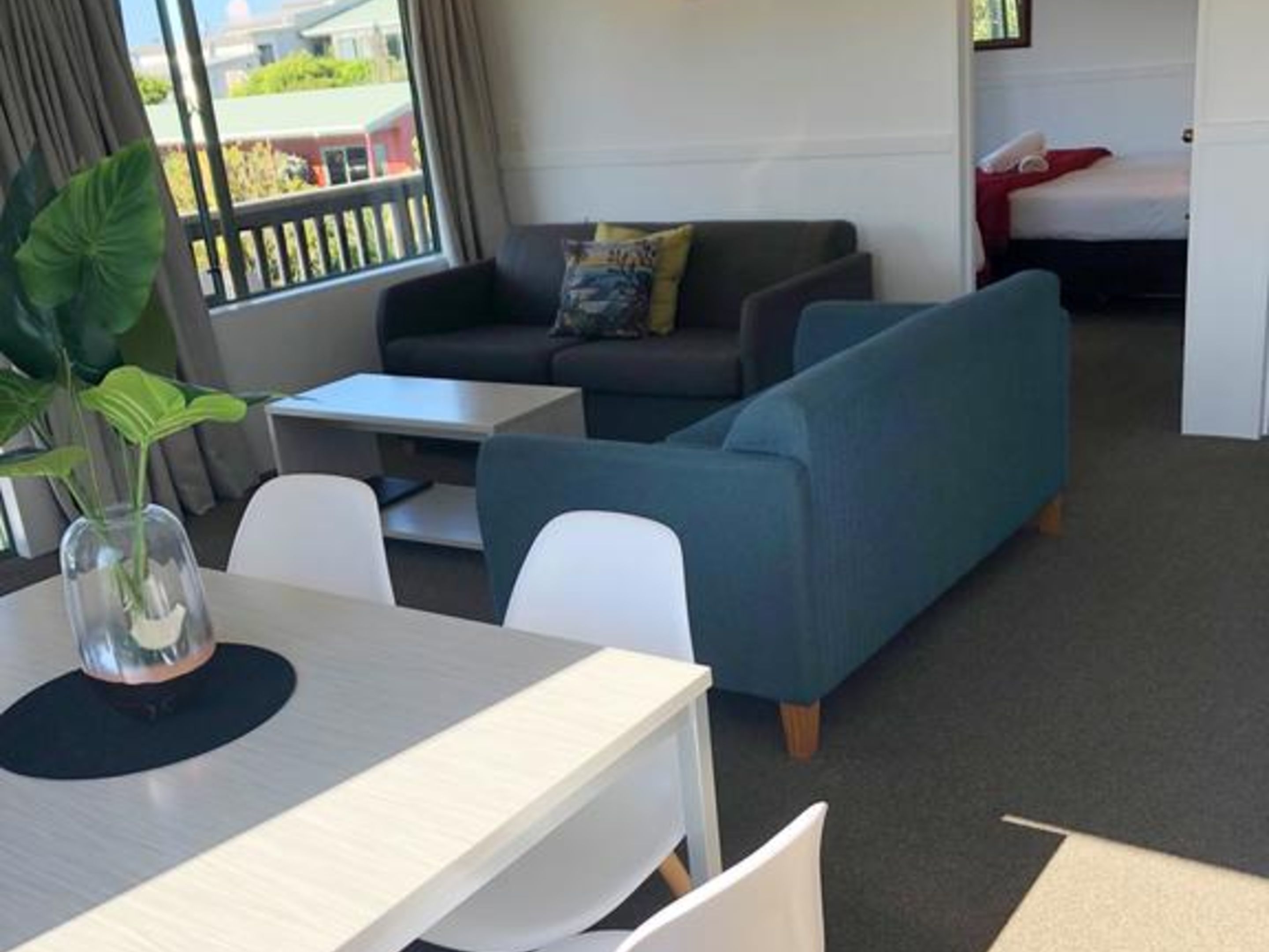 Two Bedroom Park Motel | Wohnzimmer | Bücher