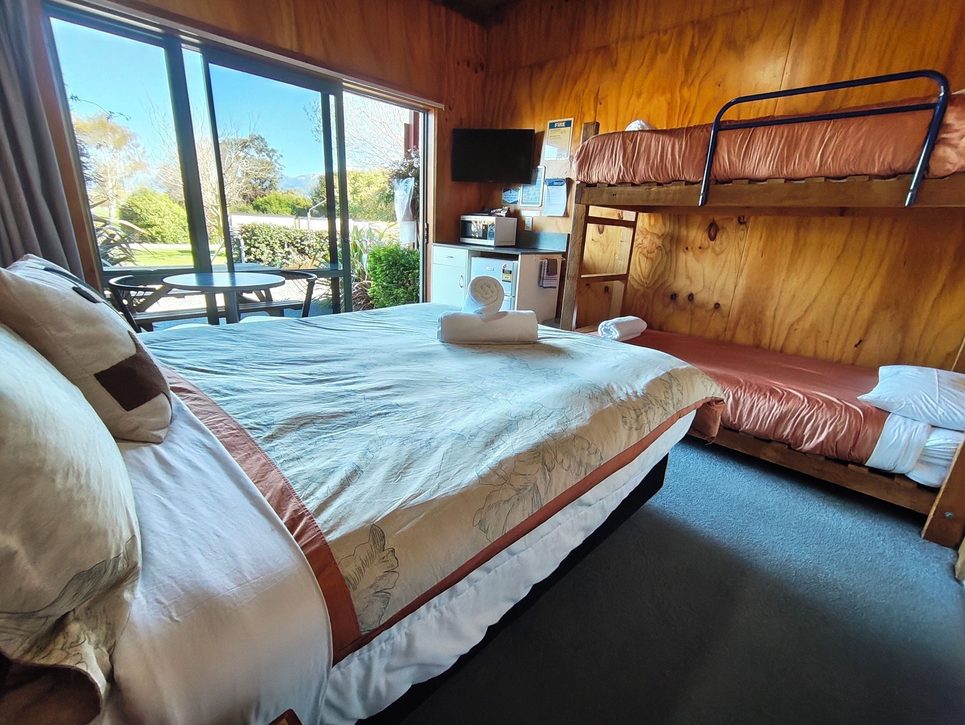 Ensuite Cabin (Sleeps 4) | Desk, cribs/infant beds, free WiFi, bed sheets