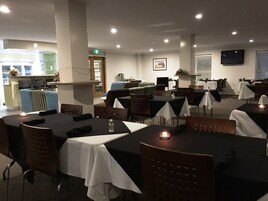 Desayuno a la carta todos los días (con cargo)