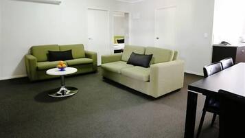 Familienapartment, 2Â Schlafzimmer, Badewanne | Wohnbereich | Flachbildfernseher