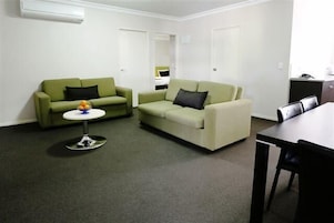 Apartamento familiar, 2 habitaciones, bañera | Zona de estar | Una televisión de pantalla plana