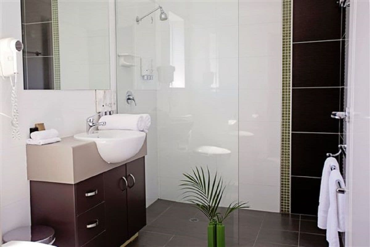 Deluxe Twin Room, Accessible | Bathroom