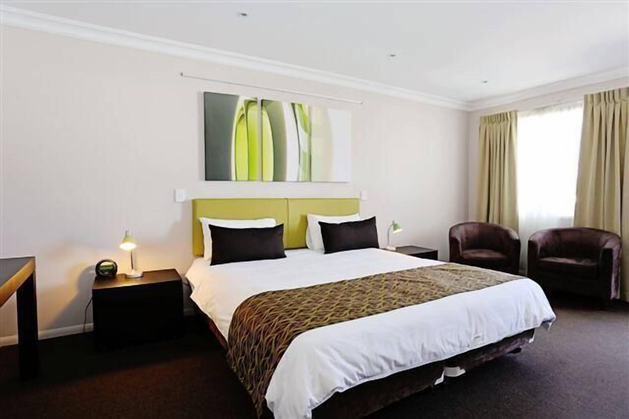 Chambre Deluxe, 1 grand lit | Minibar, bureau, chambres insonorisées, fer et planche à repasser