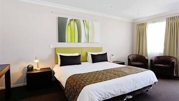 Rom – deluxe, 1 queensize-seng | Minibar, skrivebord, lydisolert og strykejern/-brett