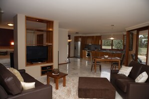 5 Star Luxury Cottage, 1 King Bed, Six Seasons | Living area | Flat-screen TV, fireplace - Aurora Cottages (Pomonal)
