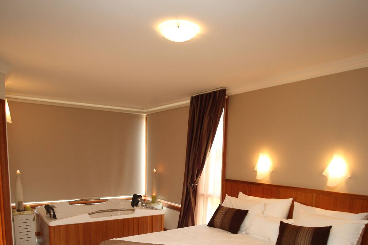  5 Star Luxury Cottage, 1 King Bed, Mountain View | 1 bedroom, premium bedding