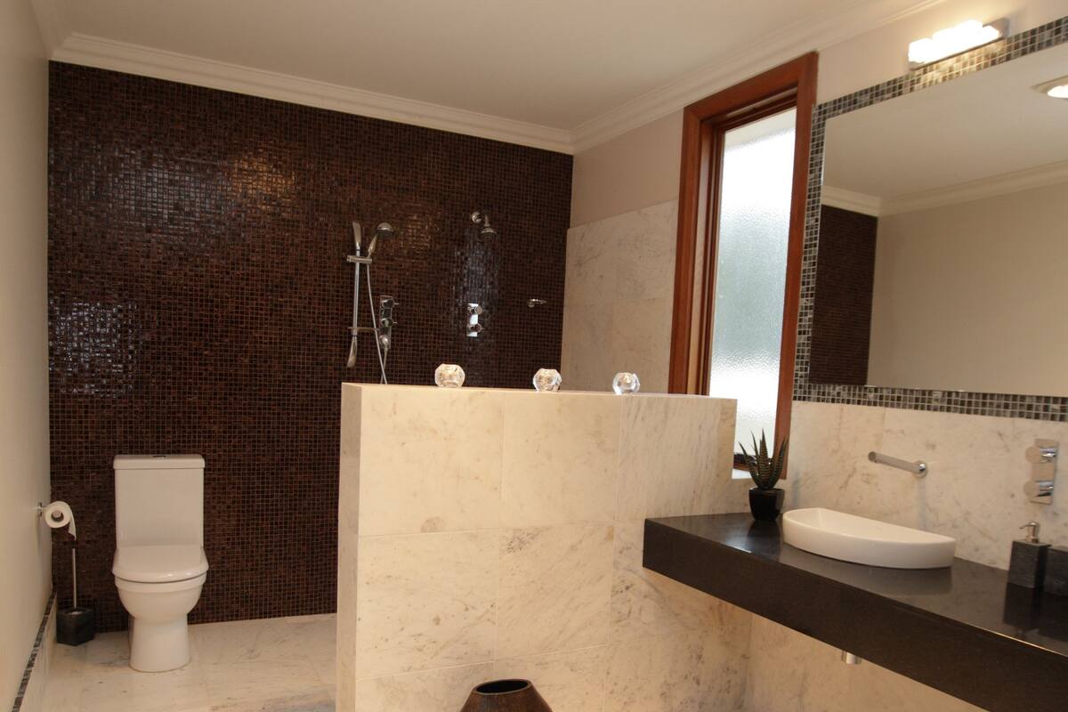 5 Star Luxury Cottage, 1 King Bed, Six Seasons | Bathroom | Separate tub and shower, free toiletries, hair dryer, towels