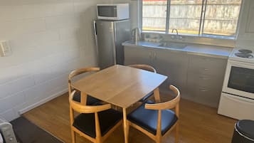 Fjölskyldusvíta - 2 svefnherbergi - reyklaust - eldhús (Family Unit) | Einkaeldhús | Ísskápur, kaffivél/teketill, rafmagnsketill