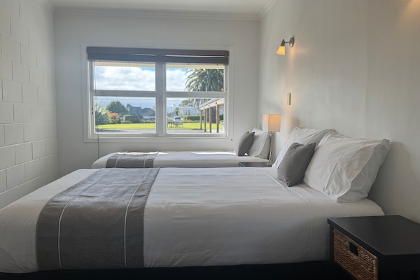 Tabla de planchar con plancha, wifi gratis y ropa de cama