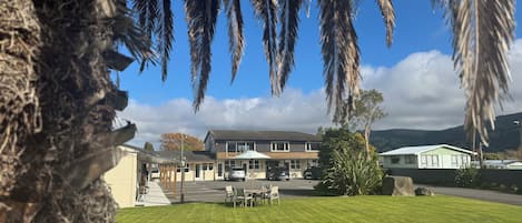Deluxe Studio, Non Smoking, Kitchenette | Courtyard view