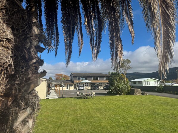 Deluxe Studio, Non Smoking, Kitchenette | Courtyard view