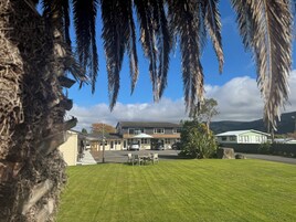 Deluxe Studio, Non Smoking, Kitchenette | Courtyard view