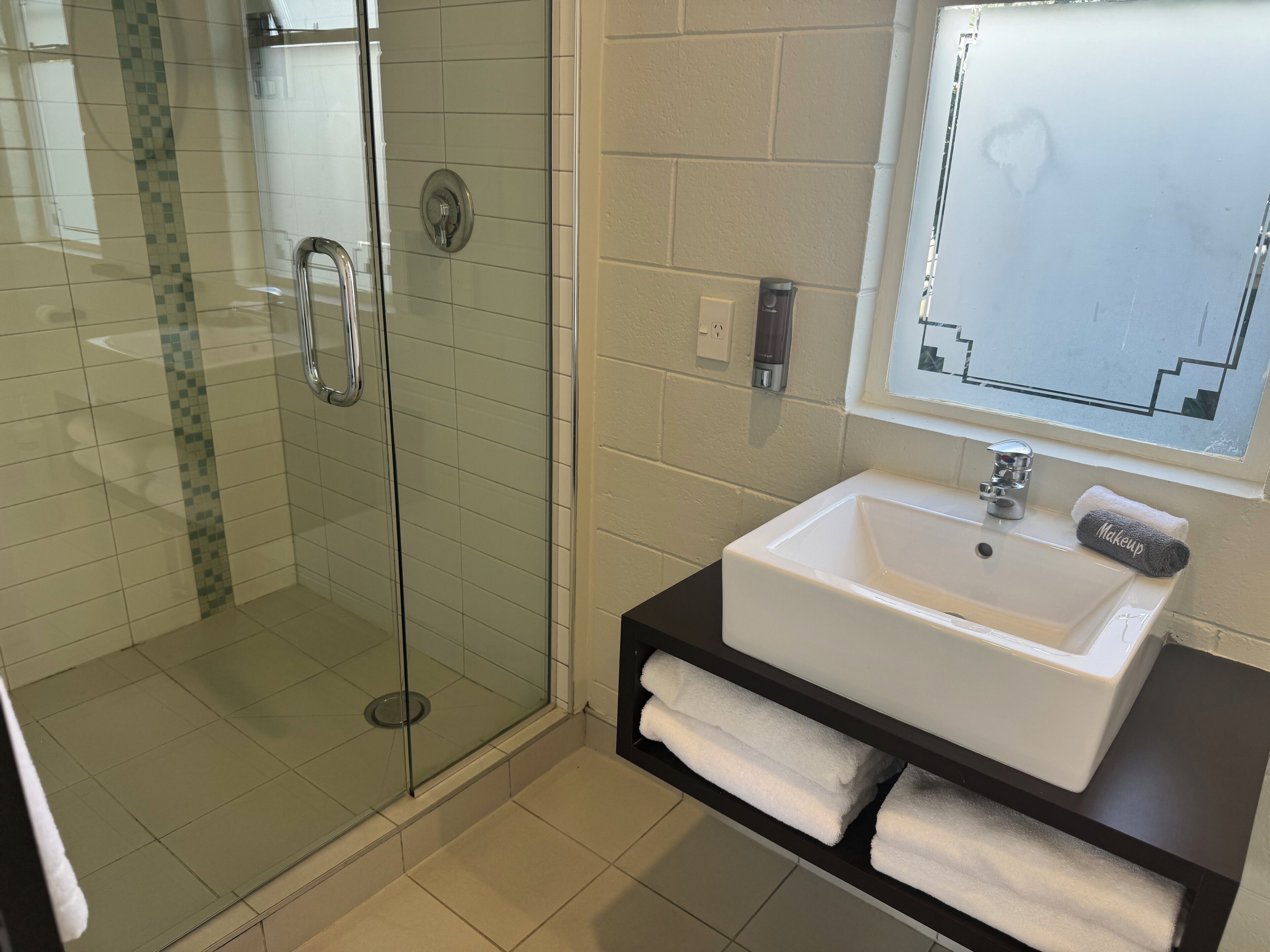 Deluxe Studio, Non Smoking, Kitchenette | Bathroom | Shower, hair dryer, towels