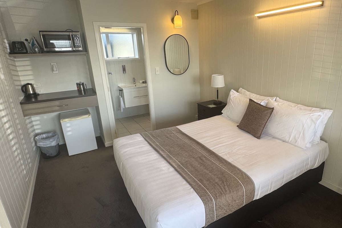 1 habitación, tabla de planchar con plancha, wifi gratis y ropa de cama