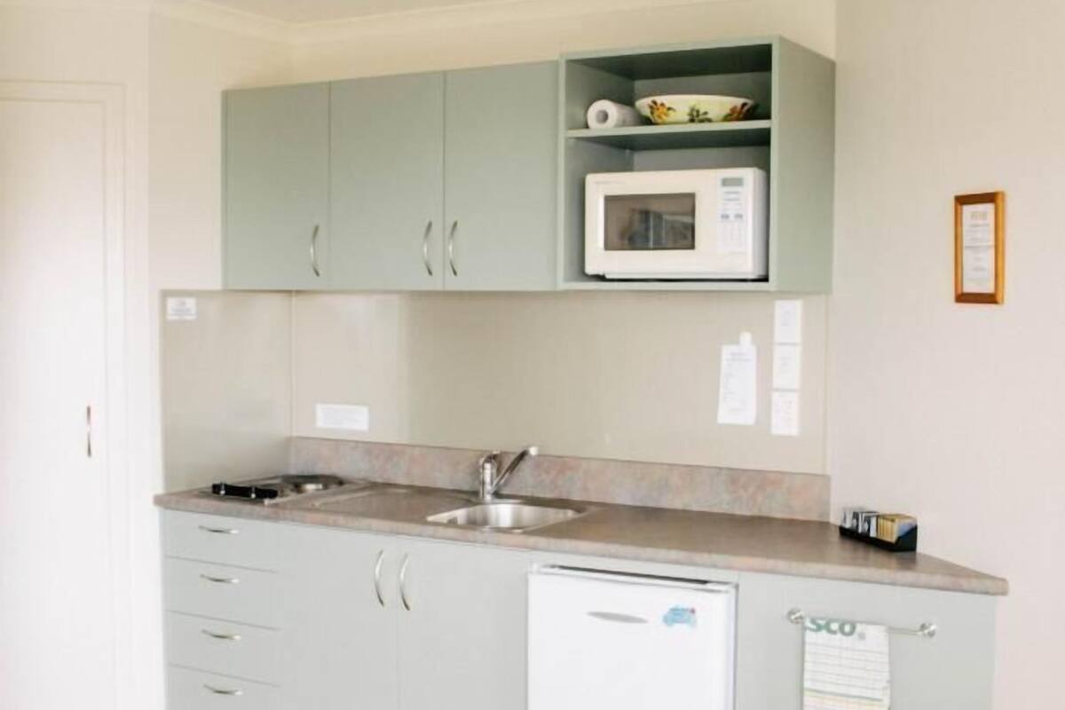 Standard Studio (Studio Spa) | Private kitchenette | Coffee/tea maker, fridge, microwave, cookware/dishes/utensils