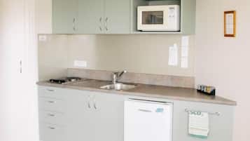 Studio Standard (Studio Spa) | Coin cuisine privé | Réfrigérateur, micro-ondes, cafetiÚre/bouilloire