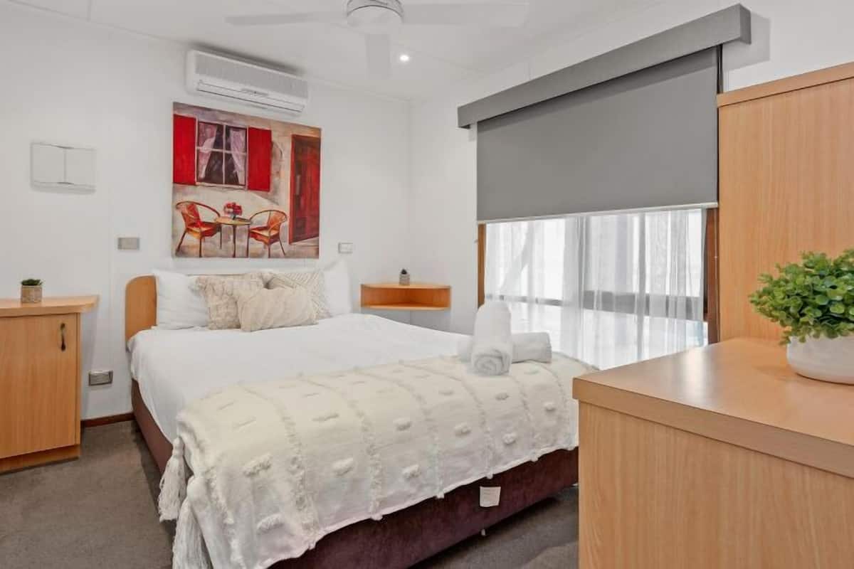Tabla de planchar con plancha, cunas gratuitas y ropa de cama