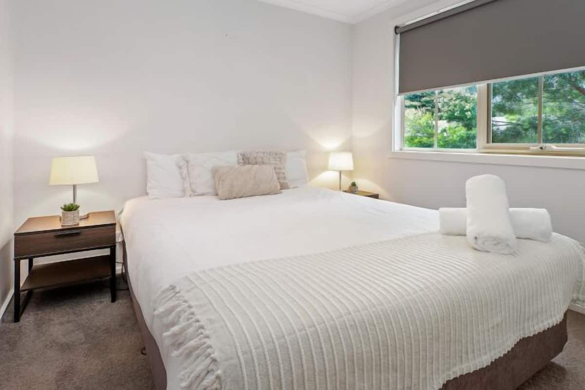 Tabla de planchar con plancha, cunas gratuitas y ropa de cama