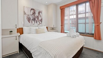 Ferros/tábuas de passar roupa, berços grátis, roupa de cama