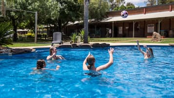 Ulkouima-allas, aurinkotuoleja