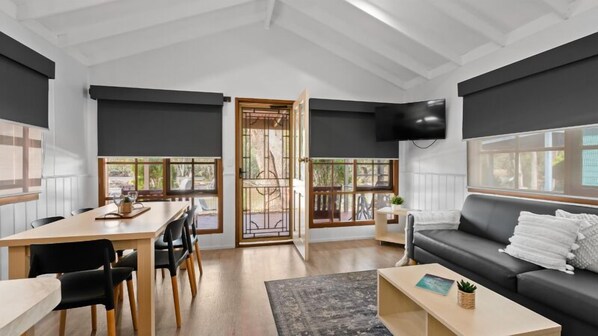 LCD TV, DVD player - Tasman Holiday Parks - Merool on the Murray (Moama)