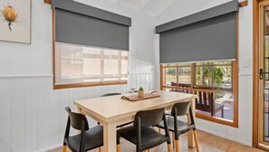 2 Bedroom Pioneer Setback | Living area - Tasman Holiday Parks - Merool on the Murray (Moama)