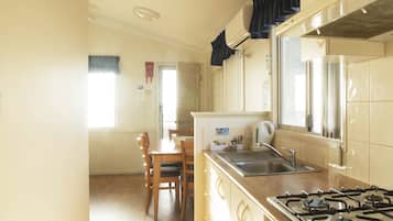 Suite estándar, 2 habitaciones, no fumadores, cocina (3.5* Waterfront Chalet) | Cocina básica privada | Frigorífico grande, microondas, placa de cocina y hervidor eléctrico