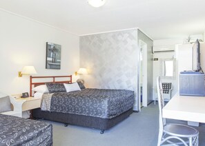 Habitación con 2 camas individuales | Escritorio, tabla de planchar con plancha, wifi gratis y ropa de cama 