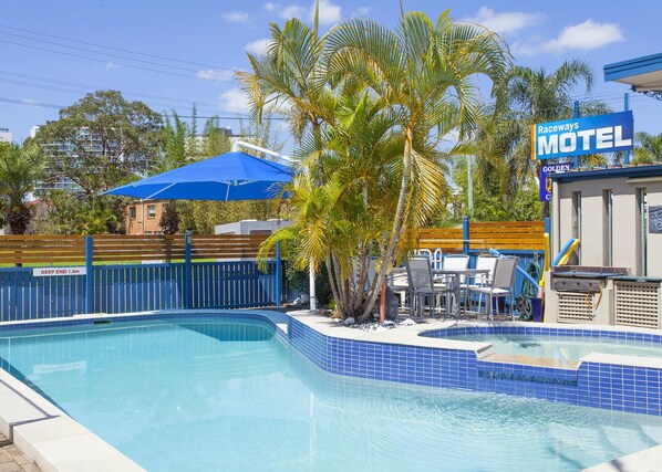 Outdoor pool - Raceways Motel (Hamilton)