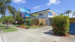 Un motel con un letrero que dice 'Raceways Motel' y 'Golden Chain The Quiet One'.