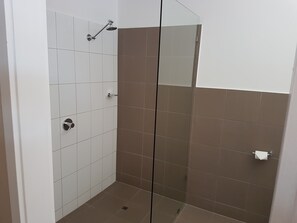 Deluxe-Doppel- oder -Zweibettzimmer | Badezimmer | Kostenlose Toilettenartikel, Haartrockner, Handtücher