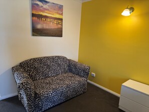 Standardzimmer, Nichtraucher, Whirlpool (Spa Room) | Wohnbereich | Flachbildfernseher