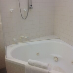 Standard Room, Non Smoking, Kitchen (Two Bedroom Spa Suite) | Bathroom | Shower, free toiletries, hair dryer, towels