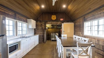 Log Cabin | Private kitchen | Fridge, microwave, coffee/tea maker, electric kettle