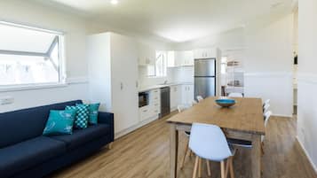 Superior-Villa, 3 Schlafzimmer, Seeblick | Wohnzimmer | 40-Zoll-Fernseher mit Kabelempfang