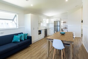 Villa Supérieure, 3 chambres, vue lac | Salle de séjour | Télévision de 40 pouces avec chaînes par câble