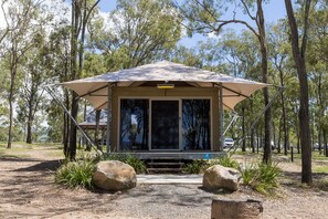 Tente, salle de bains commune, vue lac | Terrasse/Patio