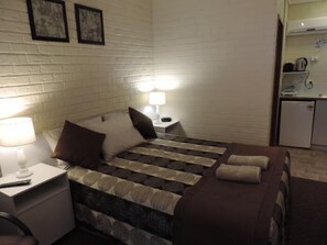 غرفة عادية - لغير المدخنين - بمطبخ مصغر (Queen Room) | مكواة/لوح كي وواي فاي مجانًا وتسهيلات لدخول الكراسي المتحركة